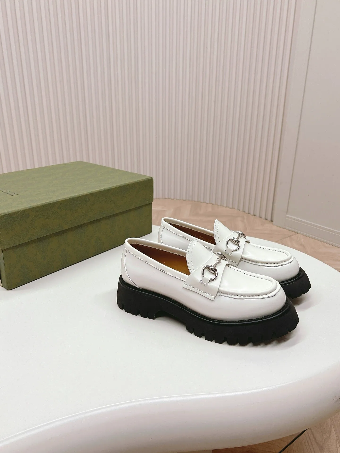 SE1512 GUCCI Women's loafer with Horsebit / Size5-11